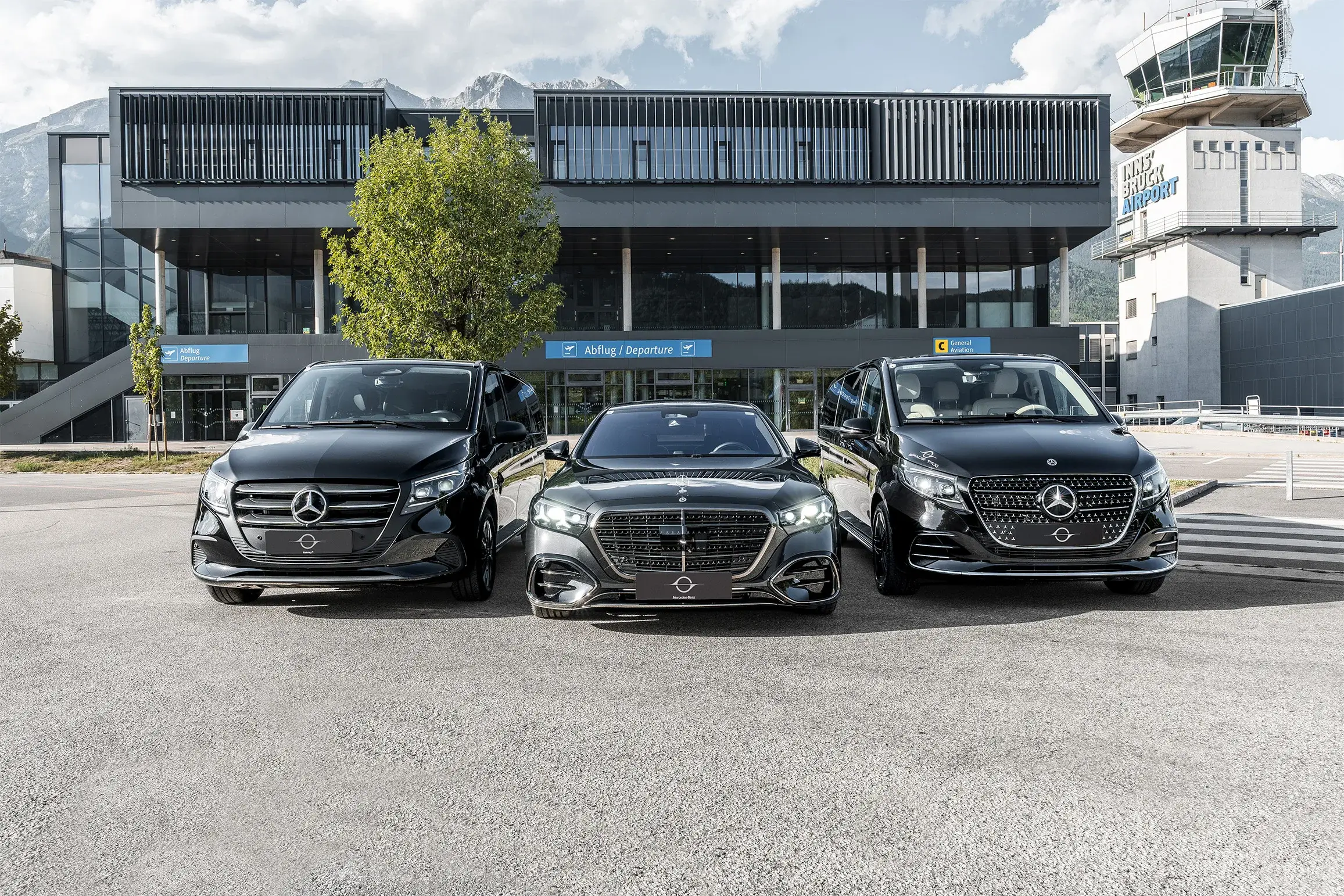Vito, S-Klasse und V-Klasse von Space Taxi nebeneinander vor dem Flughafen Innsbruck