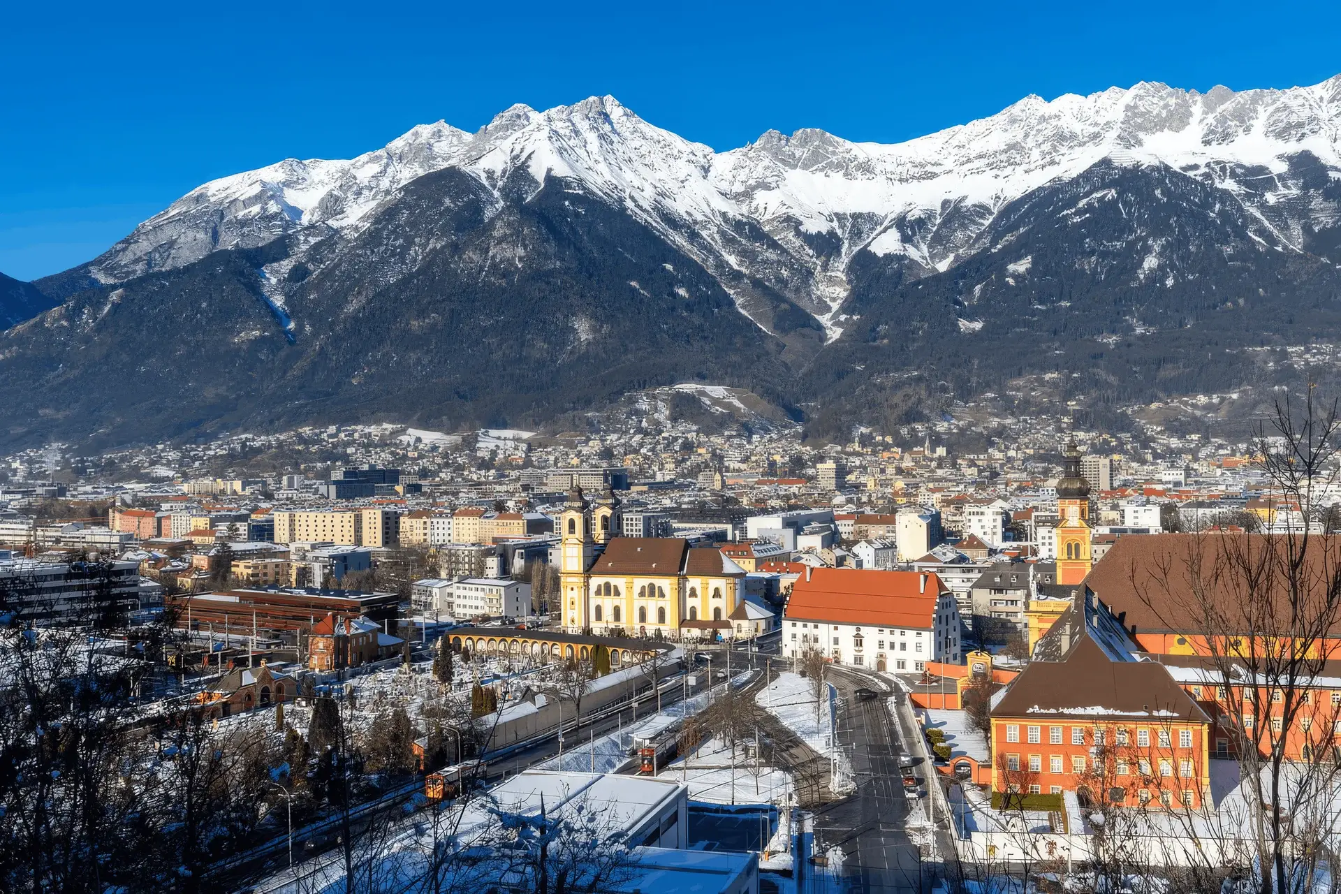 Uitzicht over Innsbruck in de winter met de besneeuwde Nordkette op de achtergrond