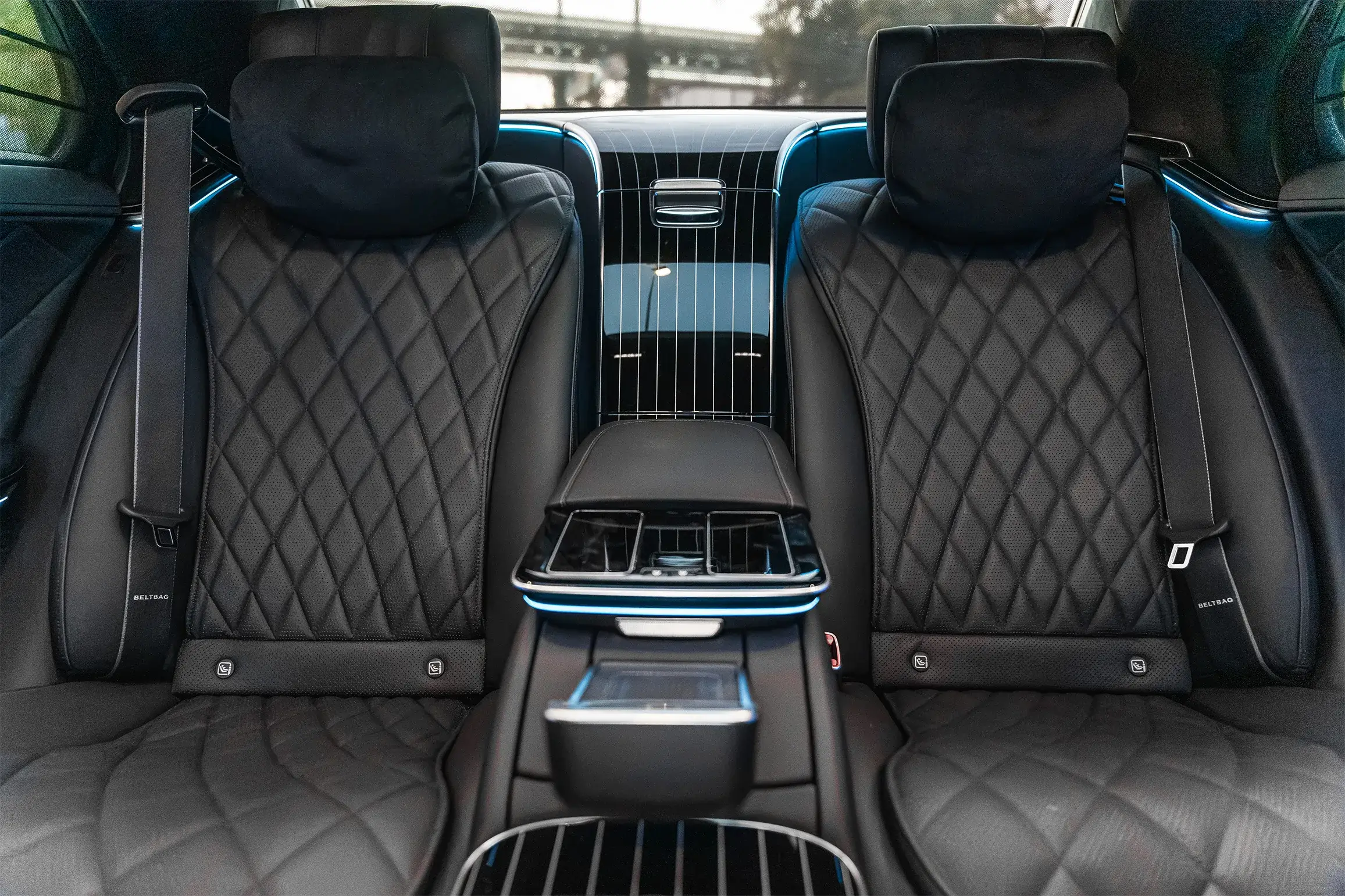 Twee gestikte lederen achterstoelen van de Mercedes S-Klasse met middenconsole
