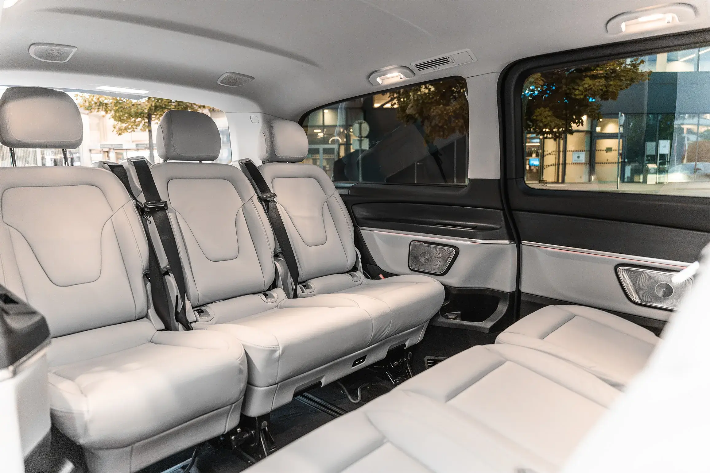 Light passenger cabin of the Mercedes V-Class with individual seats